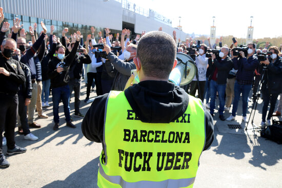 A protest by taxi drivers in Barcelona rejecting Uber's return in the city (by Jordi Bataller)